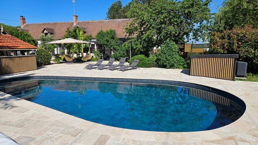 Location de vacances pour 12 personnes, avec Jacuzzi et Terrasse ainsi que Jardin et Piscine à Châtillon-sur-Cher