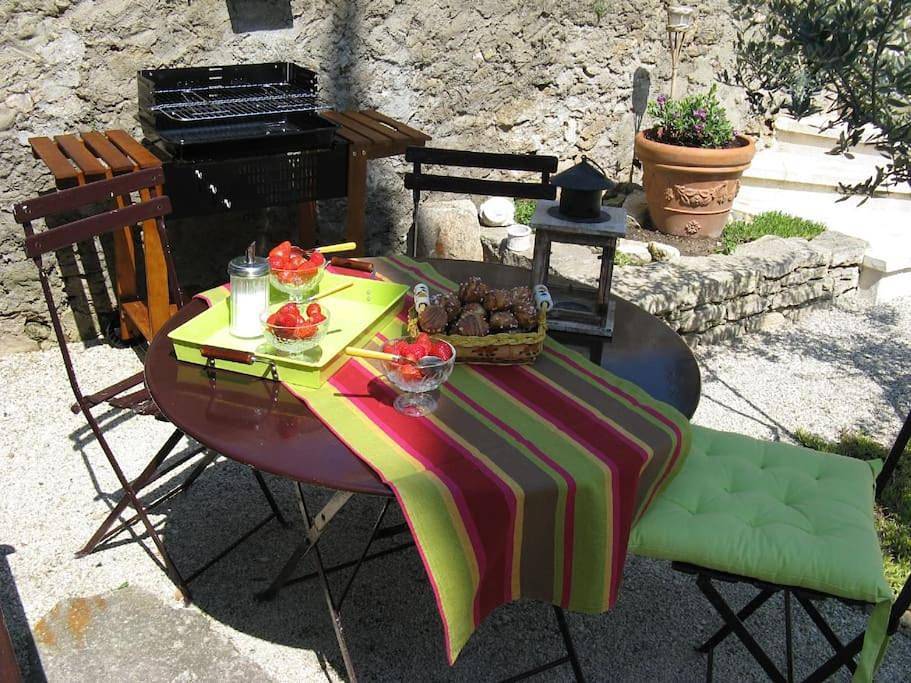 Ganze Wohnung, Le Maset des Aires avec vue sur le Luberon et son jacuzzi extérieur disponible de juin à mi-septembre in Maubec, Regionaler Naturpark Luberon