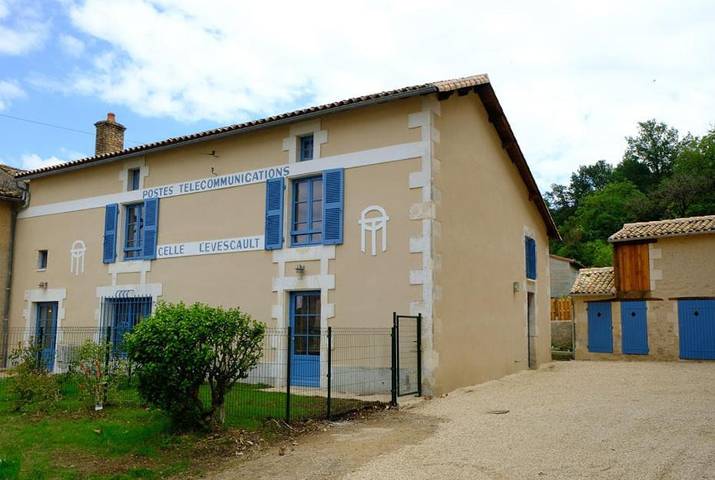 Location de vacances pour 9 personnes, avec jardin à Celle-Lévescault