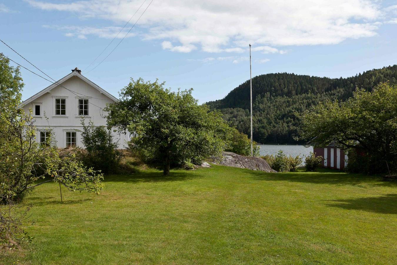 Unverbautes Ferienhaus mit Strand, Steg und Garten in Hurum