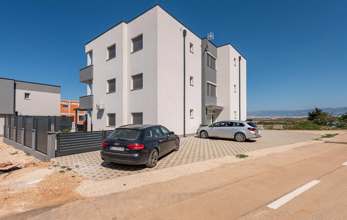 Ganze Ferienwohnung, Apartment am Meer mit Terrasse, Parkplatz und WLAN – 700 m vom Strand entfernt in Povljana, Pag