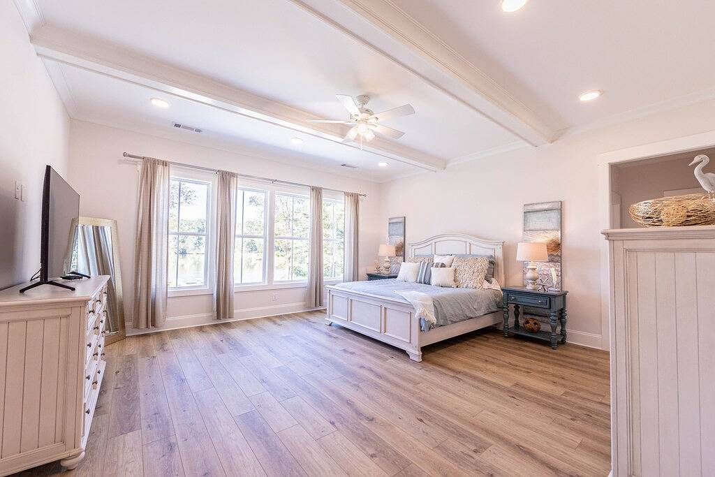 Lakefront, 6 bedroom 5.5 bath with pool, game room and fire pit- sleeps 14 in Lake Oconee