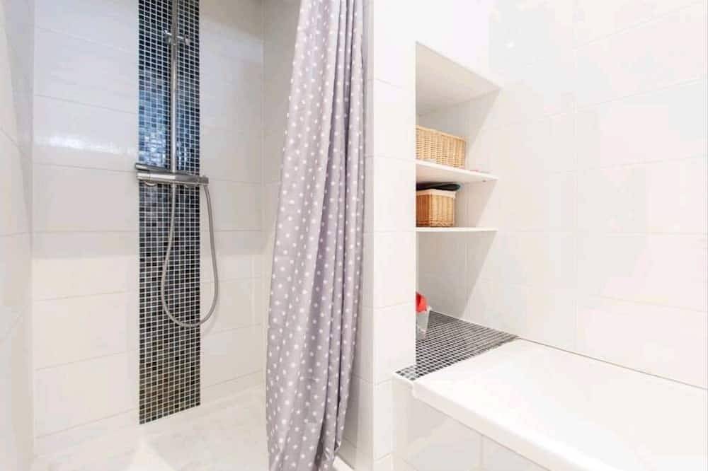 Ganze Wohnung, Cozy 3-Bedroom Orangerie Apartment, 5 Minutes from Orangerie Park in Straßburg, Region Straßburg
