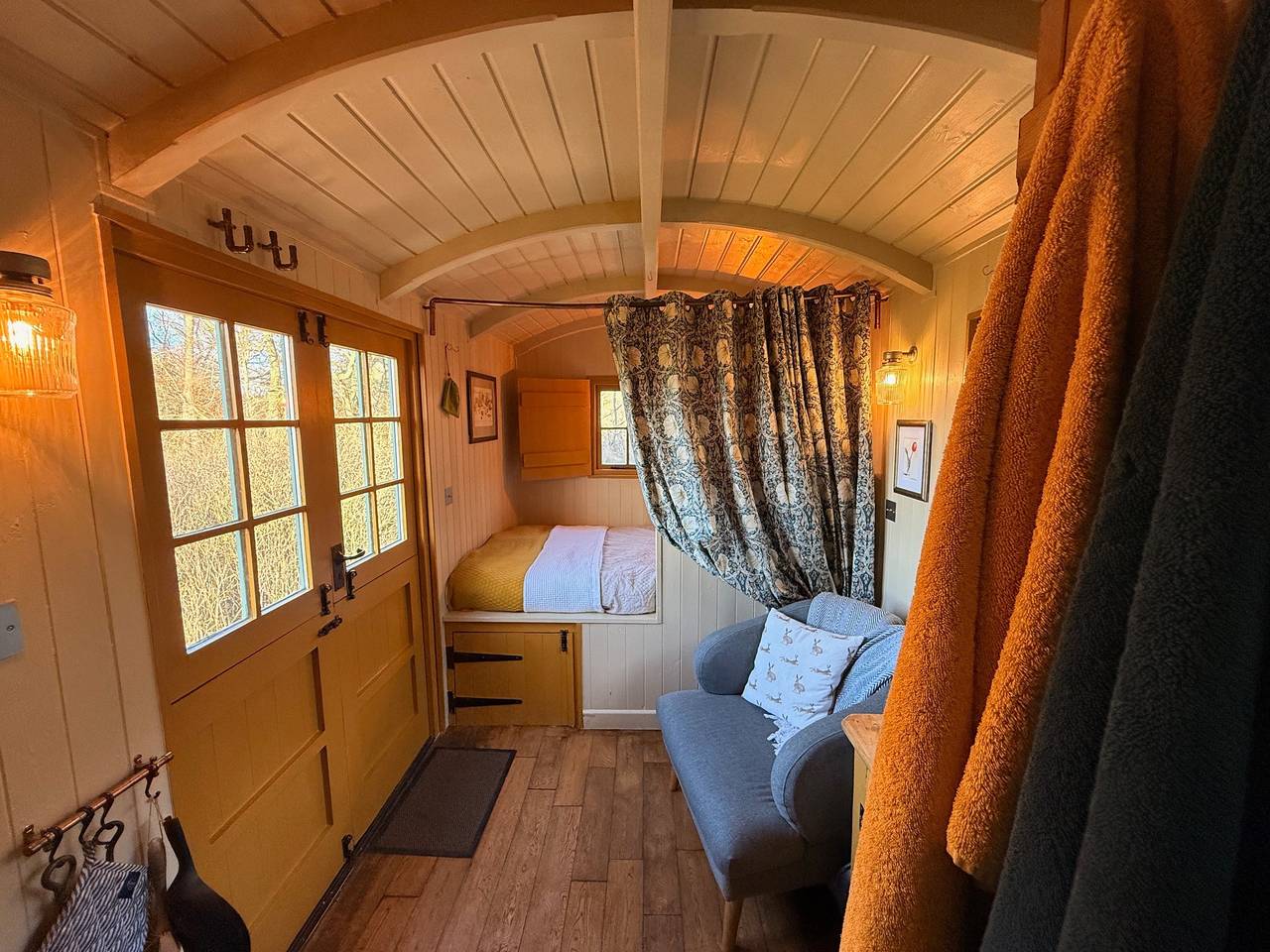 Cosy romantic shepherd hut in open countryside in Northumberland