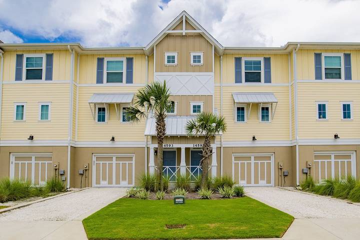 Vacation apartment for 8 people, with pool and hot tub as well as balcony and yard the Florida Panhandle