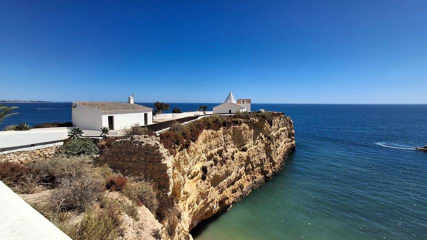 Casa tipica dell'Algarve con patio e terrazza, 2 camere, vicino alle spiagge in Parchal, Estômbar e Parchal