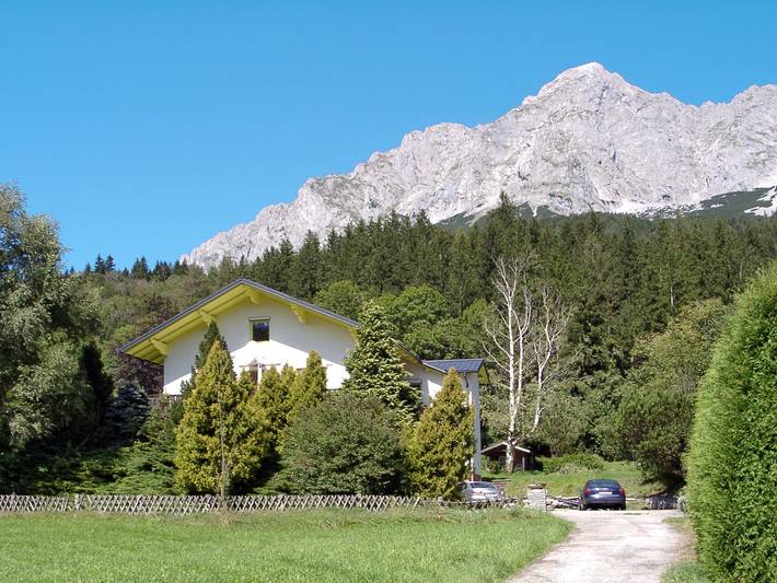 Ferienhaus für 10 Personen, mit Balkon und Terrasse sowie Garten