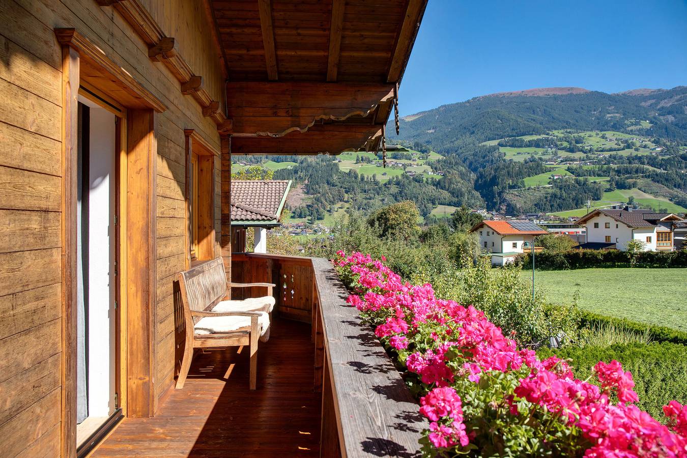 Ganze Wohnung, Apartment 'Mia' mit Bergblick, Balkon und Wlan in Tuxer Alpen, Ried im Zillertal