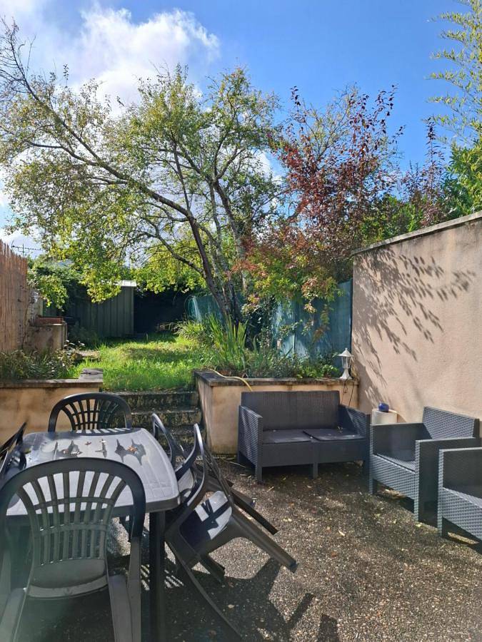 Location de vacances pour 6 personnes, avec vue et jardin à Nérigean