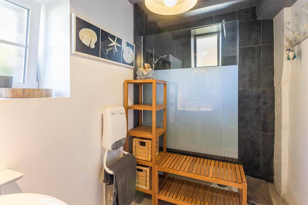 Charming Coastal Cottage with Private Garden, Close to Beach, Free Bikes, and All Amenities Included in Gouville-sur-Mer, Coutances