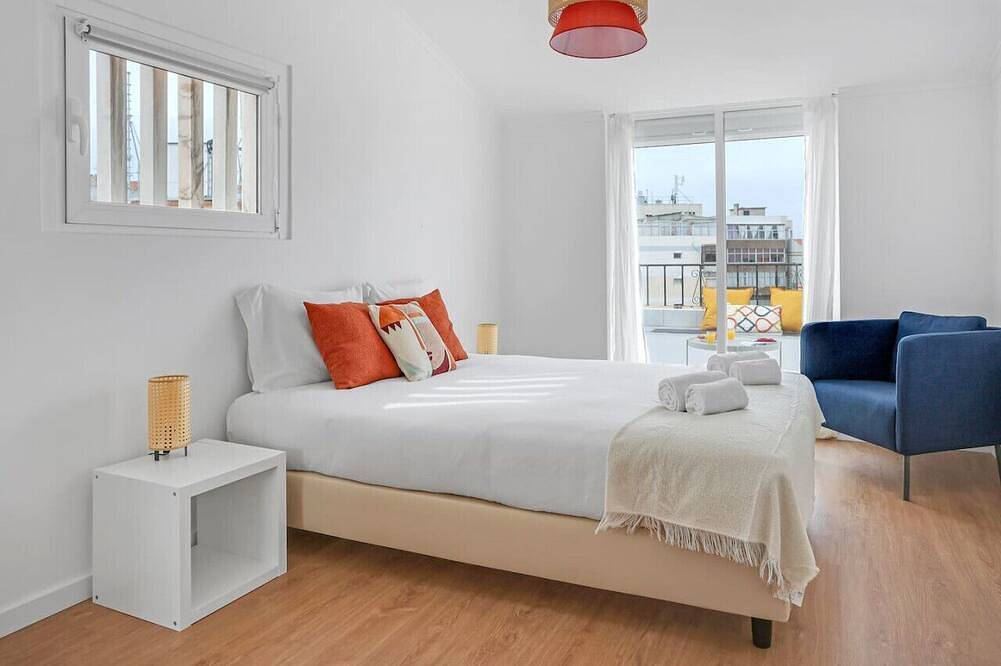 Ganze Wohnung, One bedroom Apt | Almada | Balcony w/River Views in Almada, Halbinsel von Setúbal