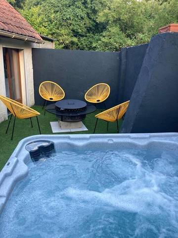 Gîte pour 5 personnes, avec jacuzzi et terrasse, animaux acceptés dans Beugin