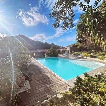 Gîte pour 3 personnes, avec piscine ainsi que terrasse et jardin en Corse