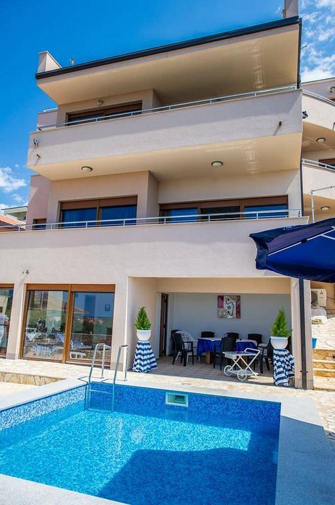 Komfortables Haus mit Terrasse und Meerblick Rogoznica K-15176 in Rogoznica, Šibenik-Knin