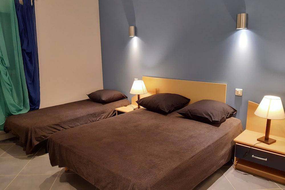 Gîtelepetitbal, au calme, piscine chauffée, 110m2, 12km de Sarlat, Wifi Gratuit. in Veyrignac, Quercy