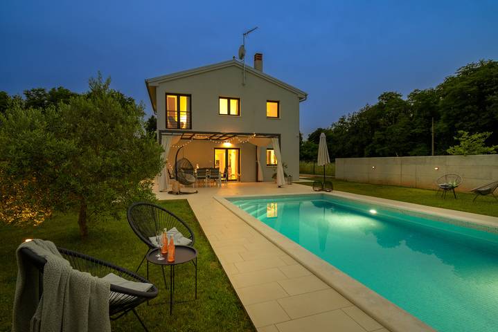 Villa per 8 persone, con piscina e terrazza nonché giardino, con animali domestici a Marzana (Istria)