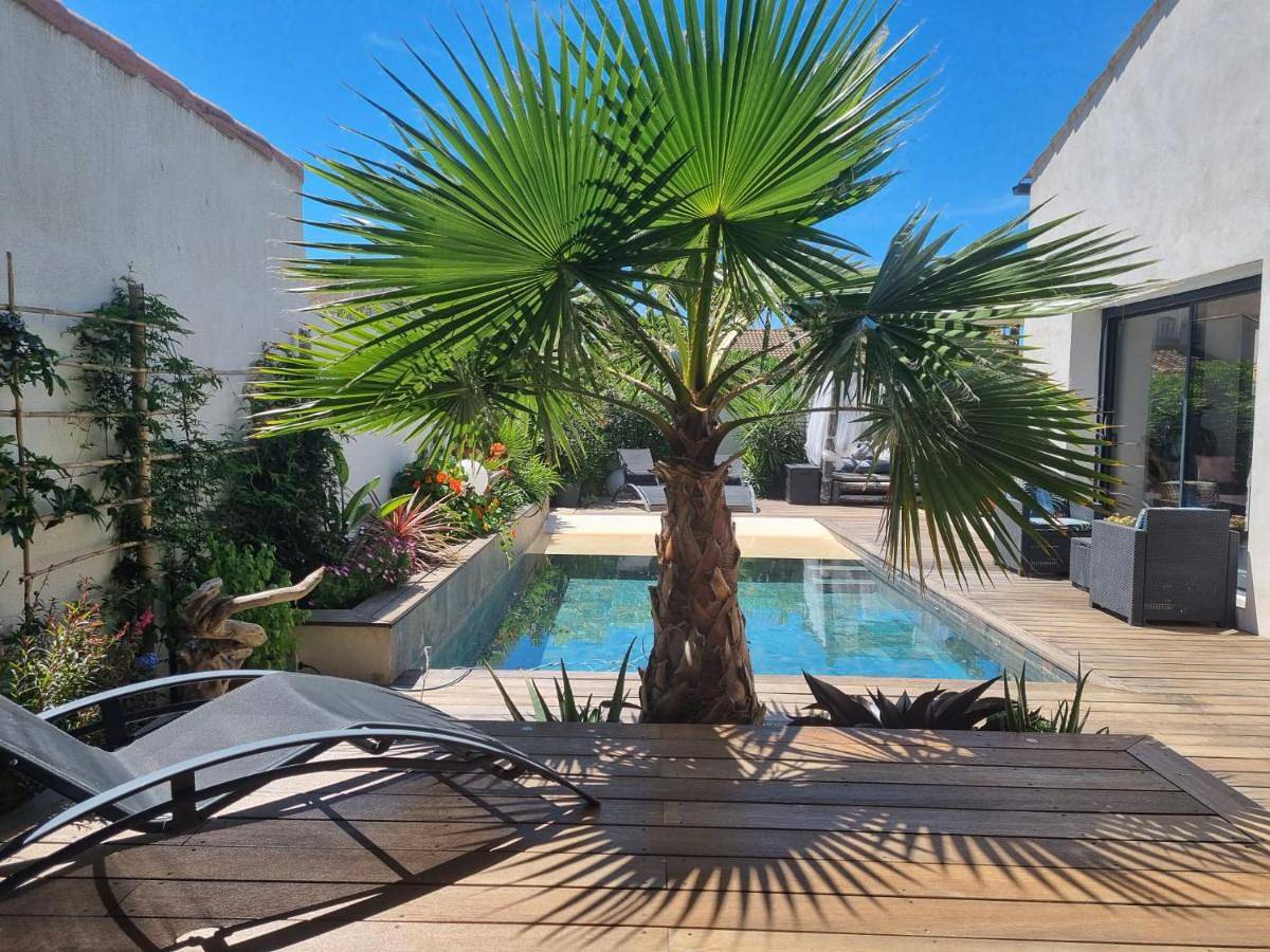 La Chambre Côté Piscine in Aigues-Mortes, Côte d'Améthyste