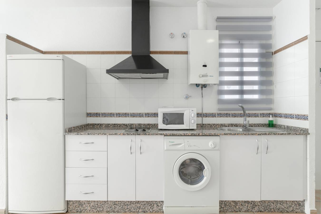 Apartamento inteiro, 'Apartment Perez Zara 7' perto do mar com Terrace & Wi-Fi in Conil de la Frontera, Costa de la luz