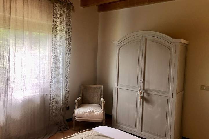 Villa 'Le Fontanelle' vista lago da una collina della Franciacorta in Paratico, Franciacorta