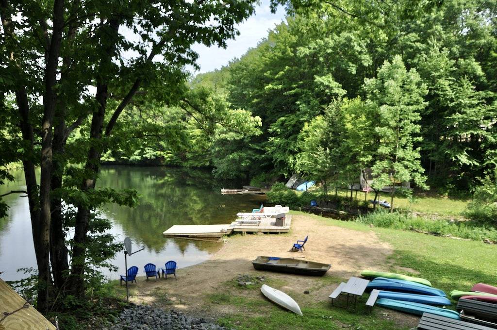 Relax Refresh & Reconnect Lakefront on Autumn Lake, 3min to Salmon River in Ontariosee
