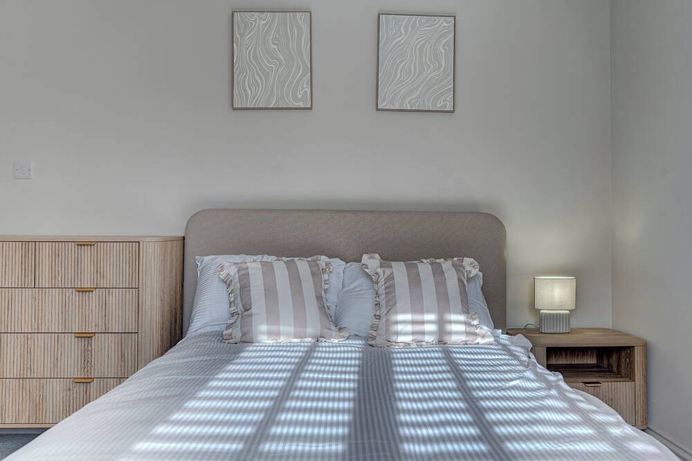 Savernake House | Stylish Stay for 6 + Parking in Swindon, North Wessex Downs