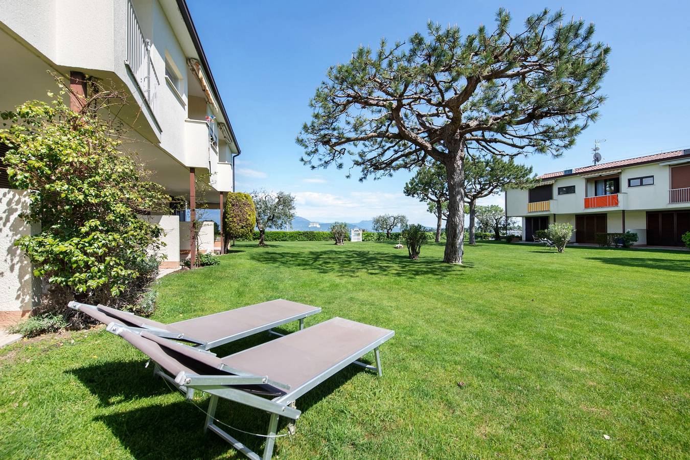 Appartamento intero, Appartamento per vacanze 'Lago Blu' con vista lago, terrazza e giardino in comune in Manerba del Garda, Prealpi Gardesane