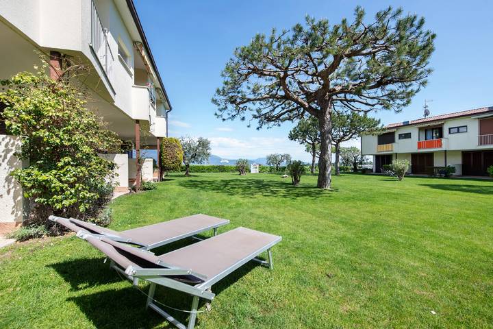 Appartamento intero, Appartamento per vacanze 'Lago Blu' con vista lago, terrazza e giardino in comune in Spiaggia Romantica (Manerba del Garda), Manerba del Garda