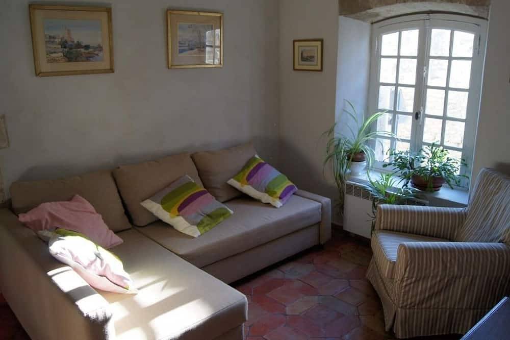 Family Cottage with courtyard in Villeneuve-lès-Avignon, Nimes region