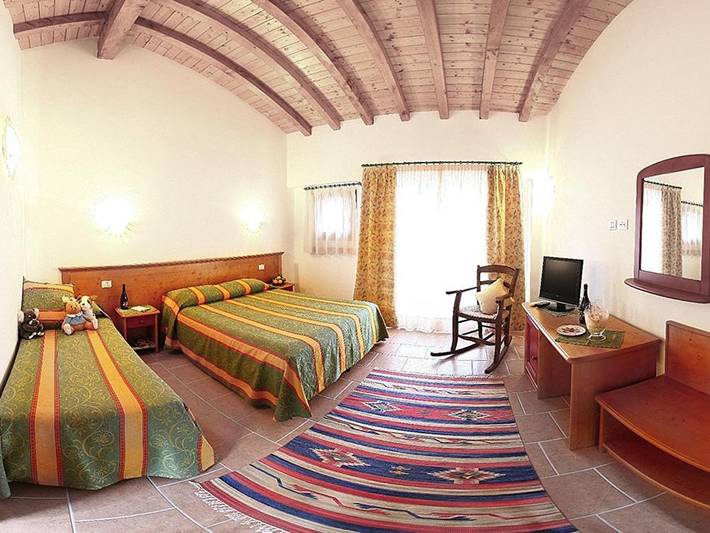 Hôtel pour 4 personnes, avec Terrasse et Jardin ainsi que Bassin pour enfant et Piscine à Vivaro