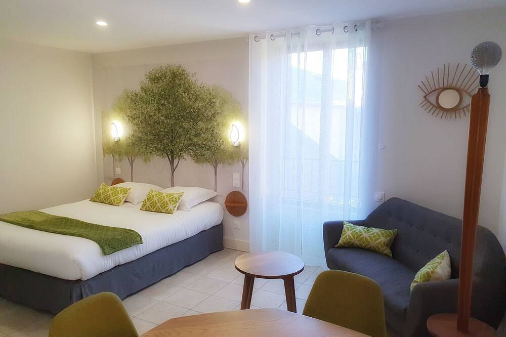 Apartamento entero, Estudio-Lujoso-Baño privado con bañera-Vista al patio in La Charité-sur-Loire, Valle del Loira