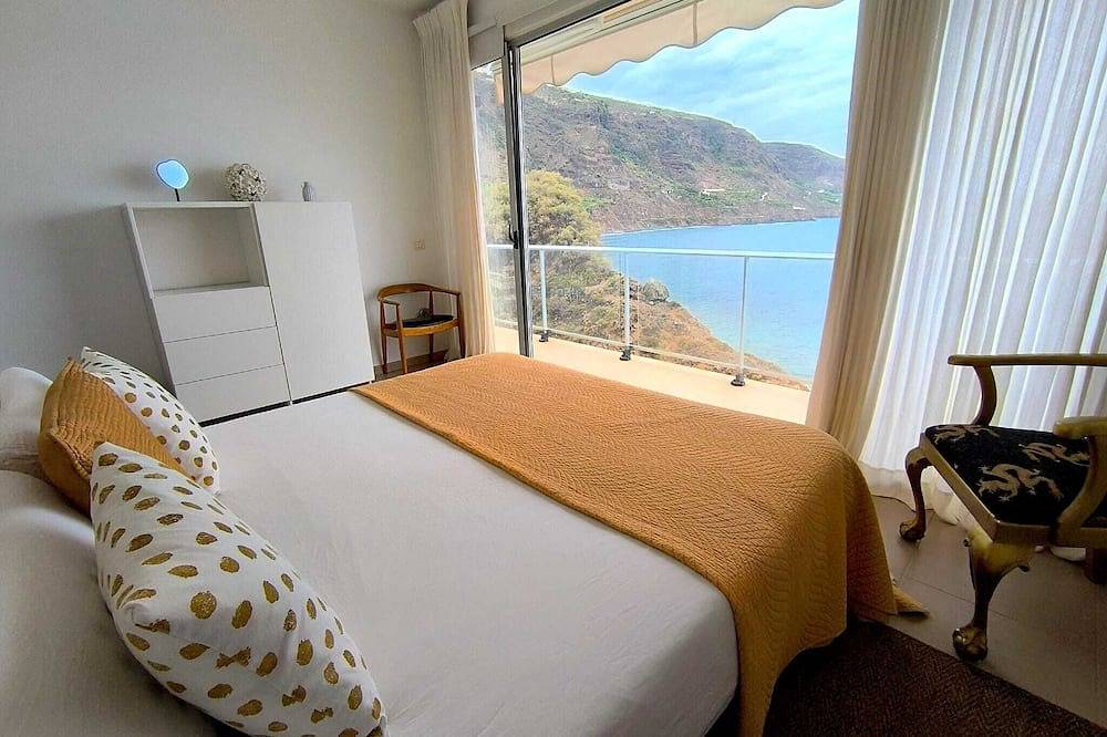Super Comfortable Nature Villa in front of the Sea, with Jacuzzi and Sauna. in Los Realejos, North Tenerife