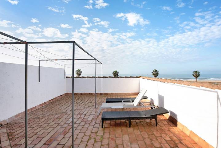 Entire apartment, Apartment 'Atico Conil Vistas - Sólo Familias' with Sea View, Private Terraces and Wi-Fi in Playa de los Bateles (Conil de la Frontera), Conil de la Frontera