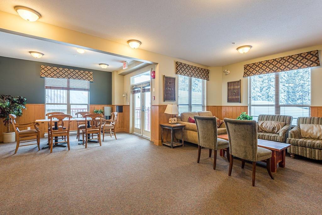 Ganze Wohnung, Large corner unit in Creekside - perfect location close to the trails & village! in Silver Star