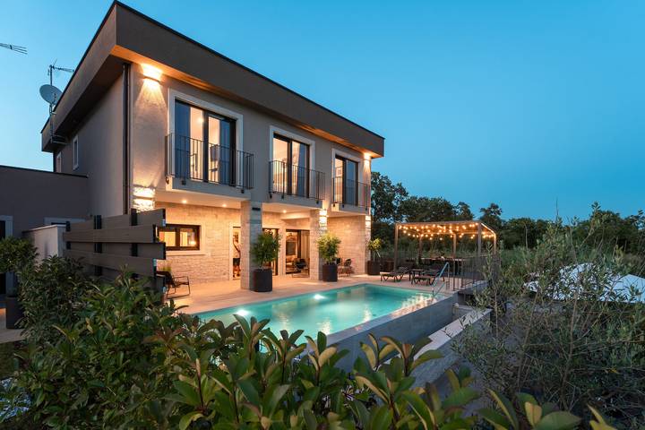 Villa für 8 Personen, mit Pool und Ausblick sowie Sauna und Garten