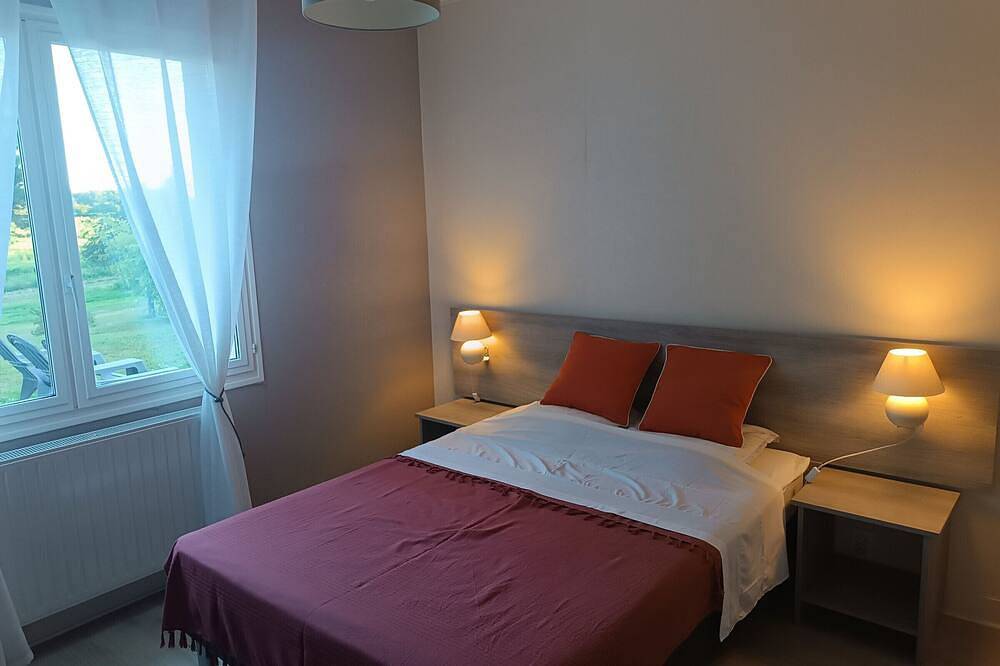 Gîte spacieux avec salle de jeux, tennis et cheminée, idéal pour familles et amis jusqu'à 15 pers. in Saint-Jean-de-la-Motte, Sarthe