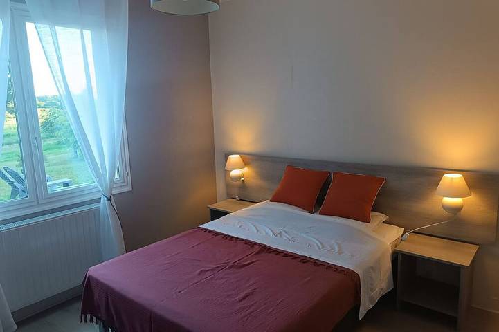 Gîte spacieux avec salle de jeux, tennis et cheminée, idéal pour familles et amis jusqu'à 15 pers. in Saint-Jean-de-la-Motte, Sarthe