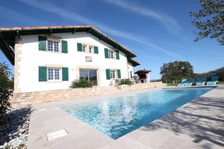 Gîte pour 11 personnes, avec terrasse ainsi que jardin et piscine