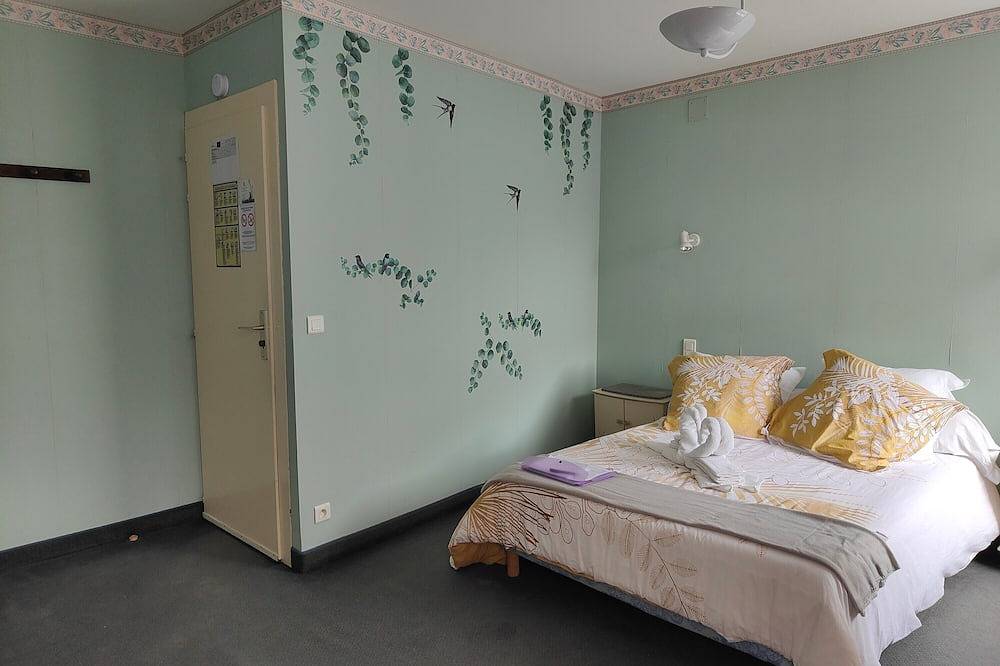 Entire apartment, “Domaine du Chêne” Room with Shared Terrace, Balcony & Wi-Fi in La Vôge-les-Bains, Épinal region