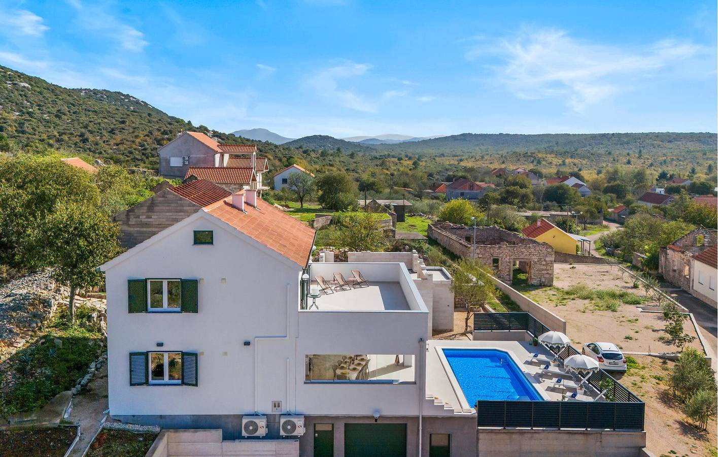Ferienhaus für 8 Personen mit Terrasse in Raslina, Šibenik-Knin