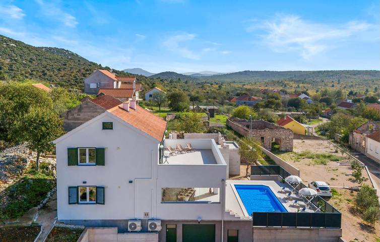 Geräumige 2-Zimmer-Wohnung mit Pool und Terrasse, 2,5 km vom Fluss Guduča entfernt in Raslina, Šibenik-Knin