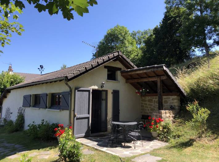 Gîte pour 4 personnes, avec jardin ainsi que terrasse et piscine