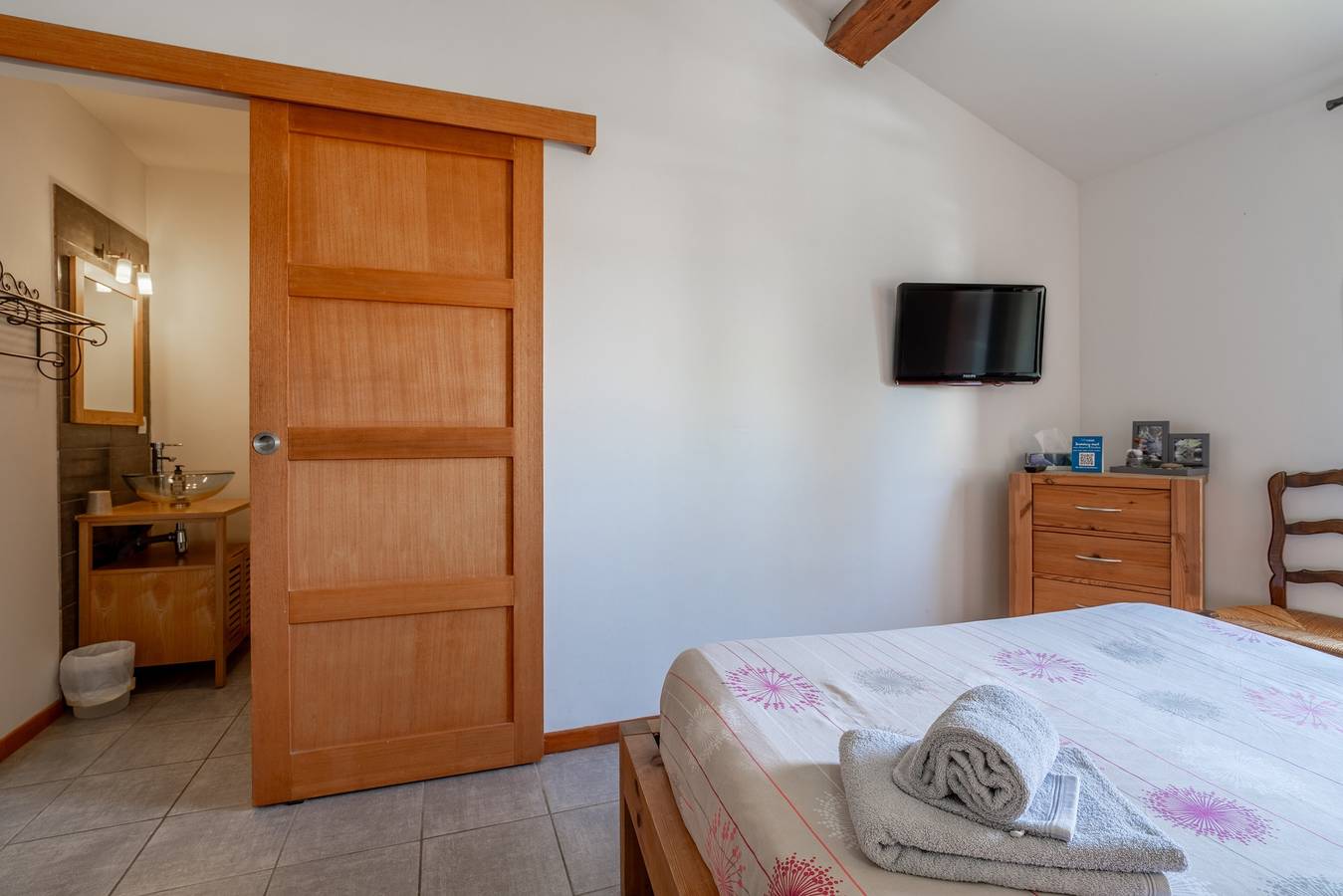 Habitación «Galet» con terraza compartida, Wi-Fi y aire acondicionado in Colombiers, Côte d'Améthyste