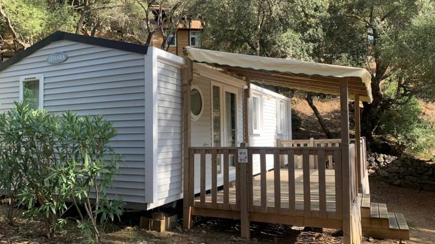 Camping pour 6 personnes, avec bassin pour enfant et jacuzzi à Olmeto