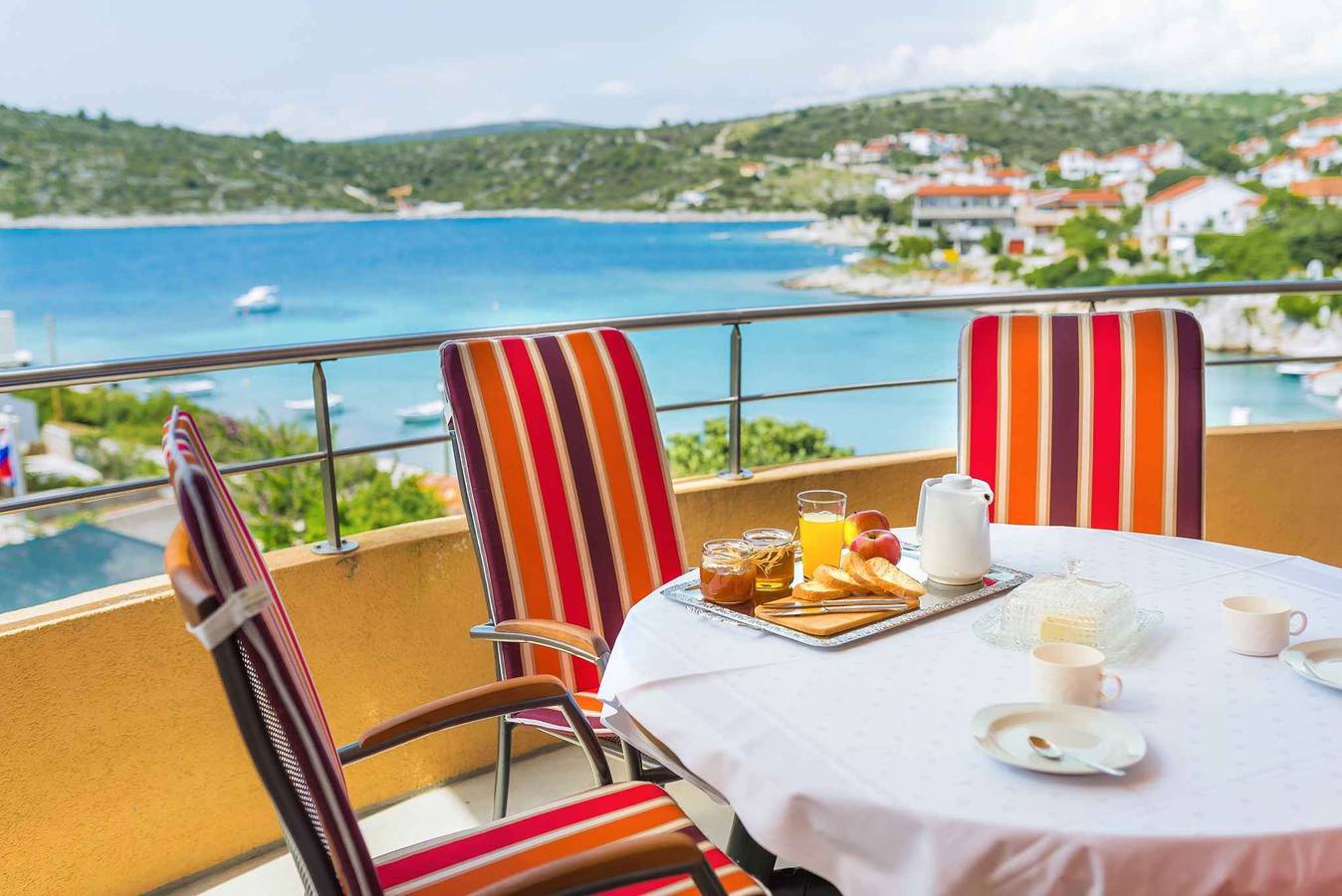 Hel semesterlägenhet, Holiday apartment with air conditioning and balcony with sea view  in Kanica, Razanj