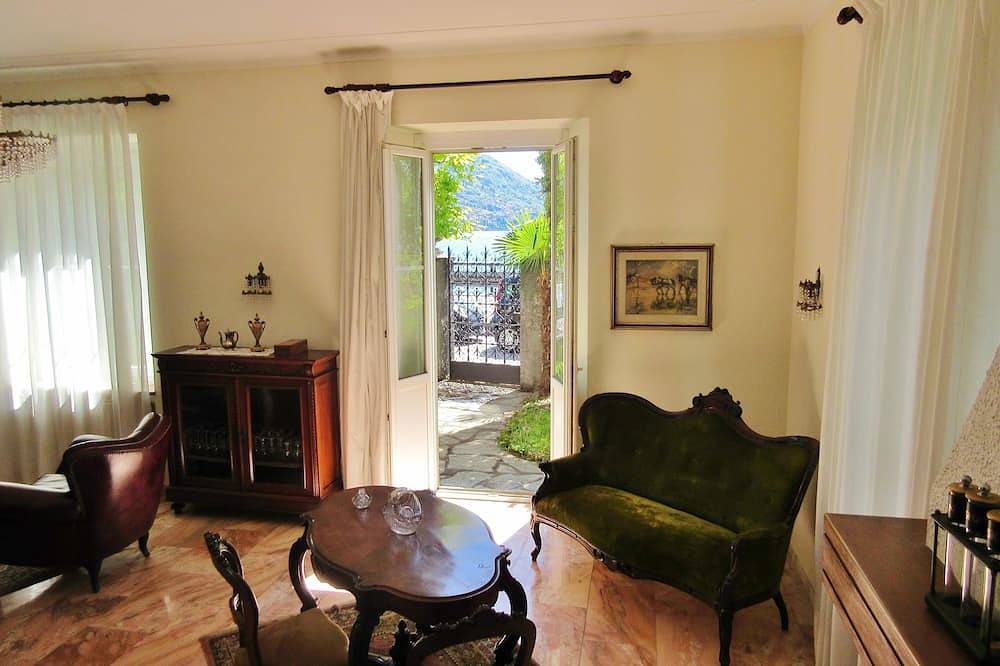 Villa Carluccia vor dem Comer See. in Santa Maria (Como), Comune di San Siro