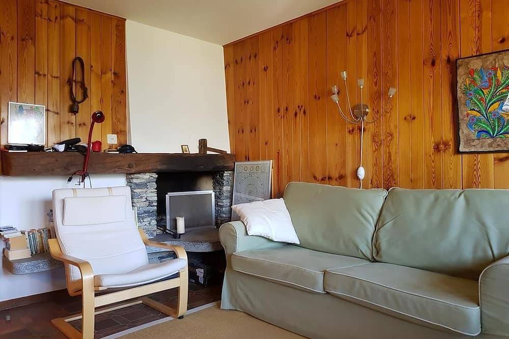 Ganze Wohnung, Aussen : 3-Zimmerwohnung für 4 Personen im 2. Stock, grosser Balkon mit Gartenmöbeln -Innenr : 70 qm in Saint Luc, Anniviers