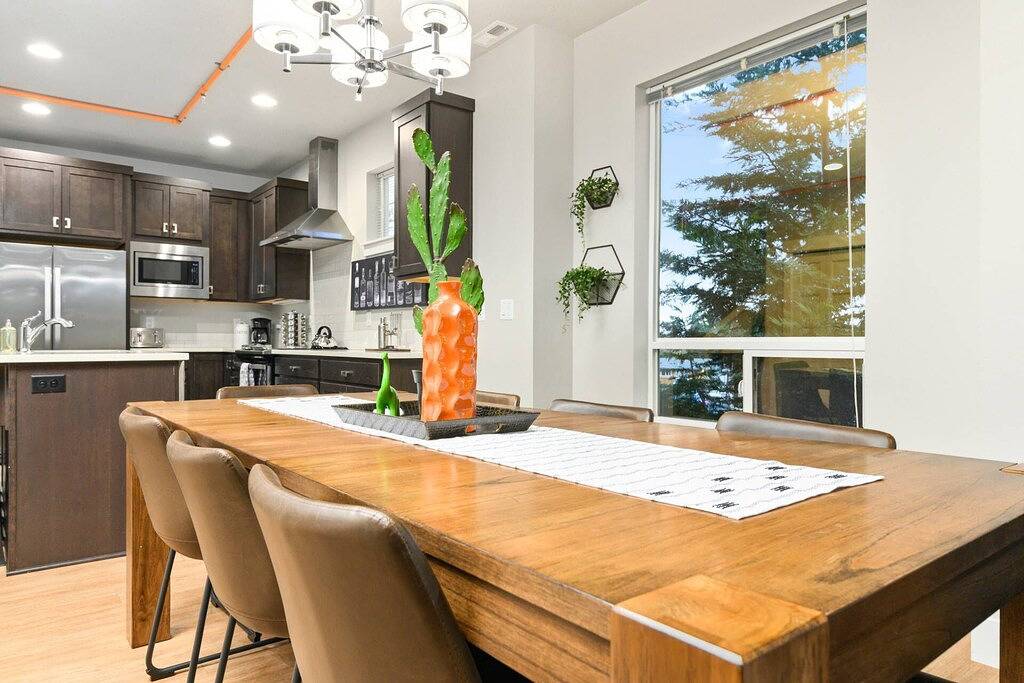 Wondrous Woodstock Townhouse, Huge Open Floor Plan, Custom Décor and Artwork, Four Miles to Portland in Portland, Multnomah County