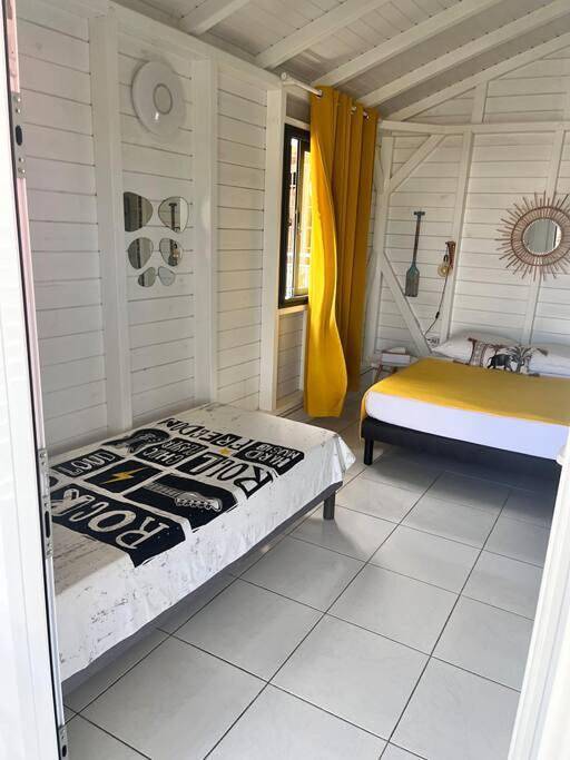 Location de vacances pour 3 personnes, avec vue ainsi que terrasse et jardin à Terre-de-Haut - 3