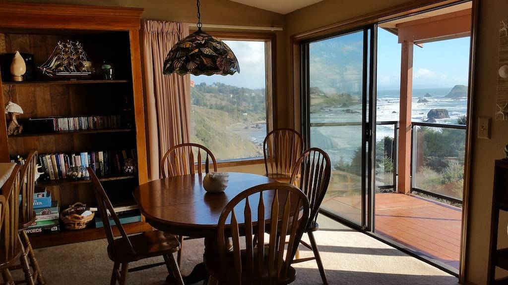 Ganze Wohnung, Luxuriöse Eigentumswohnung am Meer mit spektakulärem Blick, Zugang zum Privatstrand, Tag zur freien Verfügung! in Brookings, Curry County