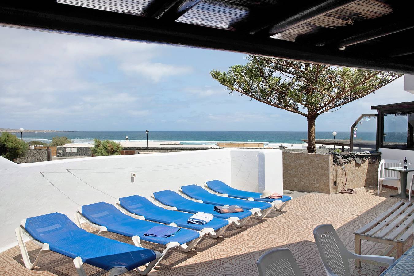 Vacation Home 'Bungalow Famara, Lanzarote' with Sea View, Private Terrace and Wi-Fi in Famara Beach, Teguise